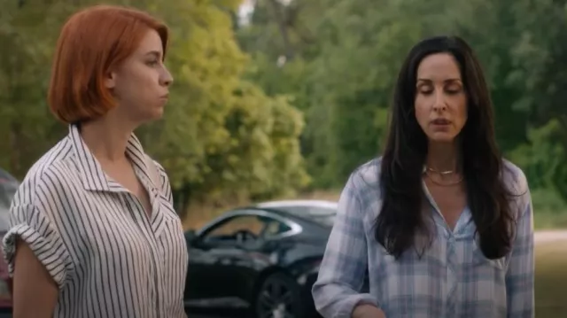 Chemise Rails Hunter en blanc bleu lavande portée par Kate Foster (Catherine Reitman) comme on le voit dans Workin' Moms (S06E10)