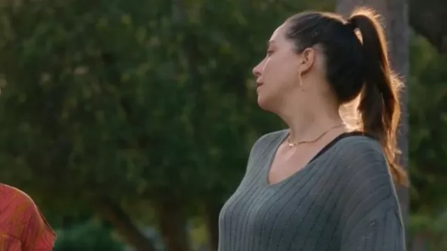 Collier Gorjana Venice porté par Gena Morris (Jennifer Pudavick) comme on le voit dans Workin' Moms (S06E10)
