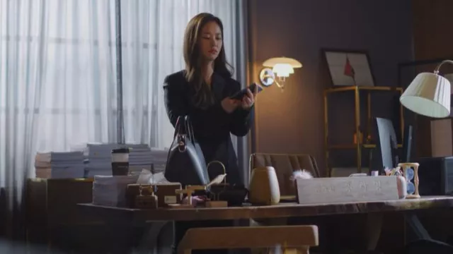 Faldas exclusivas negras de Jaybaek Couture usadas por Hong Cha-yeong (Jeon Yeo-been) como se ve en Vincenzo (S01E01)