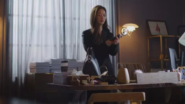 Givenchy Antigona Sugar Medium Tote Bag worn by Hong Cha-yeong (Jeon Yeo-been) as seen in Vincenzo (S01E01)