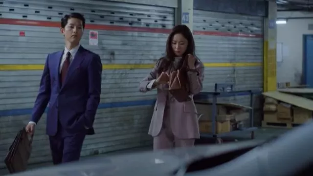Sac cartable classique Margo de Joy Gryson en brun gingembre porté par Hong Cha-yeong (Jeon Yeo-been) comme on le voit dans Vincenzo (S01E05)