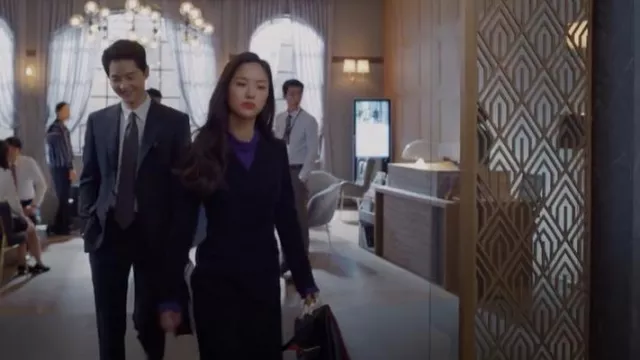 Alexander McQueen The Tall Story tote bag worn by Hong Cha-yeong (Jeon Yeo-been) as seen in Vincenzo (S01E05)