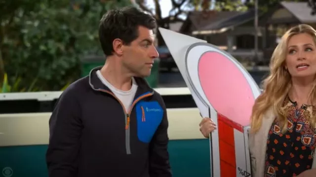 Cotopaxi Otero Fleece Half-Zip Pullover - Homme porté par Dave Johnson (Max Greenfield) comme on le voit dans The Neighborhood (S06E06)