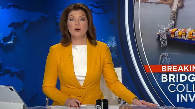 Veste ceinturée Suistudio Cameron portée par Norah O’Donnell telle qu’on la voit dans CBS Evening News le 30 mars 2024
