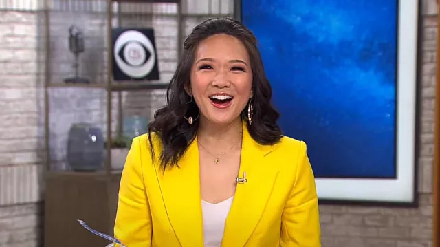 Banana Republic Li­do Blaz­er in Yel­low worn by Nancy Chen as seen in CBS Mornings on April 1, 2024