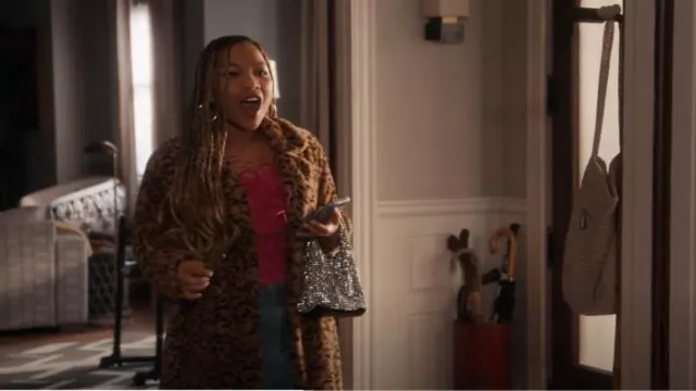 A.L.C. Stone Manteau en fausse fourrure porté par Delilah (Laya DeLeon Hayes) comme on le voit dans The Equalizer (S04E05)