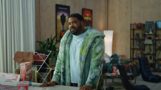 Robe en molleton à capuche teintée par cravate pour homme Sun + Stone portée par Howard (Ron Funches) dans Loot (S02E01)