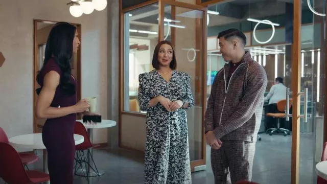 Isabel Marant Albini Robe mi-longue en soie mélangée imprimée froncée en noir portée par Molly Novak (Maya Rudolph) comme on le voit dans Loot (S02E02)