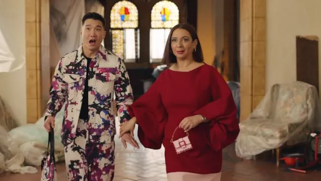Mini sac Charles & Keith Waverly à garniture festonnée porté par Molly Novak (Maya Rudolph) comme on le voit dans Loot (S02E02)