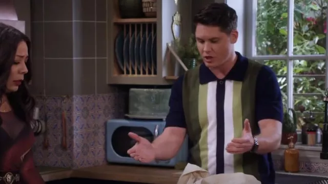 Oxknit des années 70 style rétro rayure SS bouton-devant Polo cardigan porté par Quinten (Matt Shively) comme on le voit dans Lopez vs Lopez (S02E02)