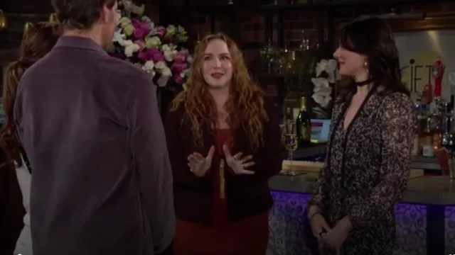 Vince Mini Robe à Col Carré en Ambre Rouille portée par Mariah Copeland (Camryn Grimes) comme on le voit dans Les Feux de l’Amour le 2 avril 2024