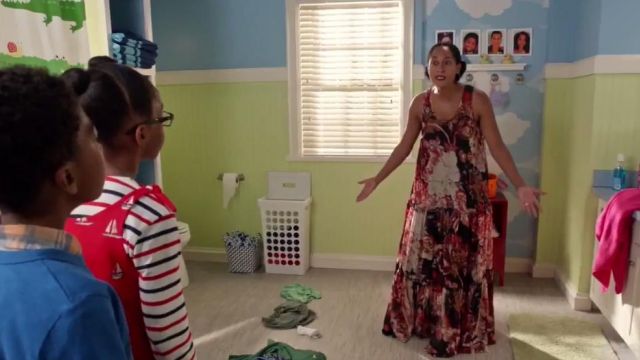 La robe à fleurs Elizabeth & James de Rain­bow John­son (Tra­cee El­lis Ross) dans Black-ish S03E02