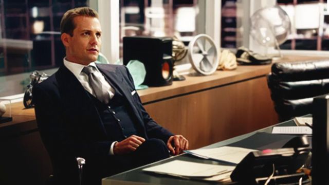Speakers / speakers Klipsch of Harvey Specter (Gabriel Macht) in Suits (S05E02)
