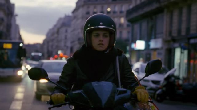 Le casque de scooter Stormer de Maureen (Kristen Stewart) dans Personal Shopper