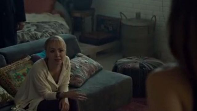 Chaqueta blanca clara y fina de Shay (Ksenia Solo) en Orphan Black