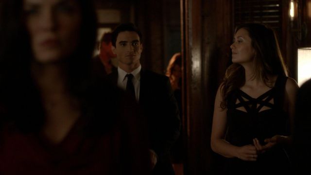La robe BCBGMAXAZRIA d'Elena Gilbert (Nina Dobrev) dans The Vampire Diaries