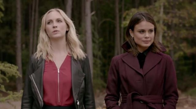 Le manteau rouge Michael Kors de Sy­bil (Na­tha­lie Kel­ley) dans The Vampire Diaries S08E08