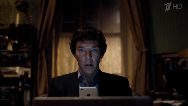 The iPhone 6/6s of Sherlock Holmes (Benedict Cumberbatch) in Sherlock S04E01