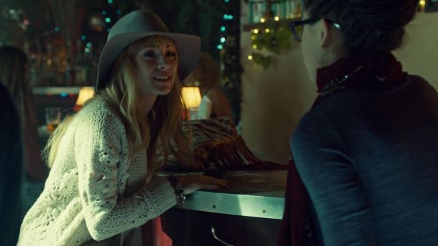 Pulsera africana roja John Varvatos de Shay (Ksenia Solo) en Orphan Black S03E05