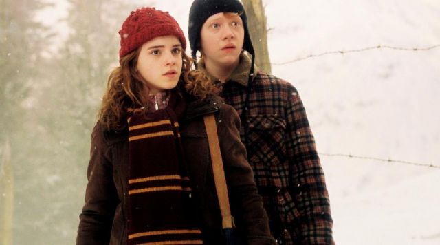 The red bonnet knitted, Hermione Granger (Emma Watson) in Harry Potter and the order of the phenix