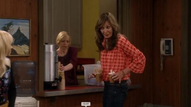 Le chemisier à imprimés orange de Bonnie (Alison Janney) dans Mom