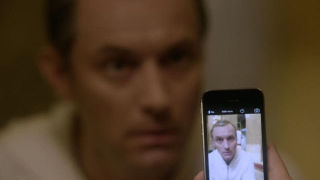The smartphone iPhone 5/5s in The Young Pope S01E05