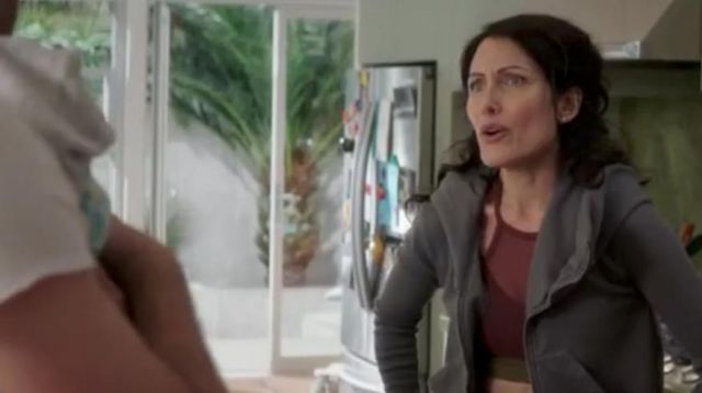 The hoodie of Abby McCarthy (Lisa Edelstein) in Girlfriends' Guide to Divorce S3E01