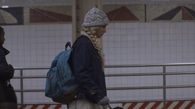 The bonnet in wool worn by Prairie Johnson (Brit Marling) in The OA (S01E02)