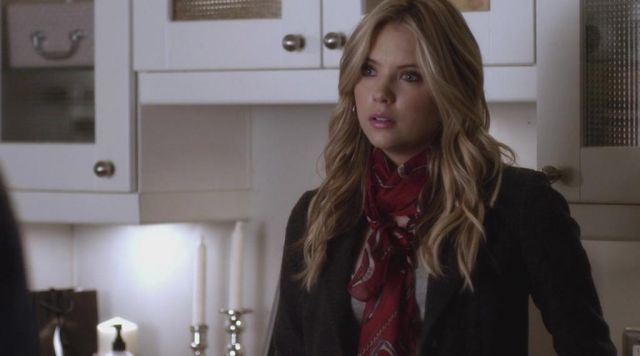 The scarf of Hanna Marin (Ashley Benson) on Pretty Little Liars S2E1