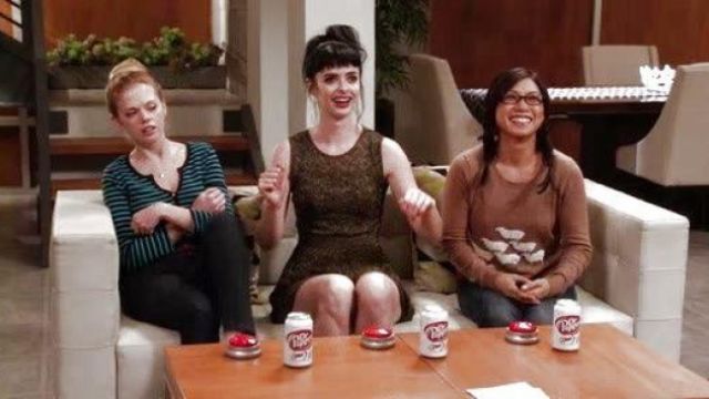 Le soda bu dans Don't Trust the B---- in Apartment 23 S2E11