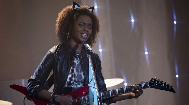 The leopard dress of Josie (Ashleigh Murray) in Riverdale S1E1