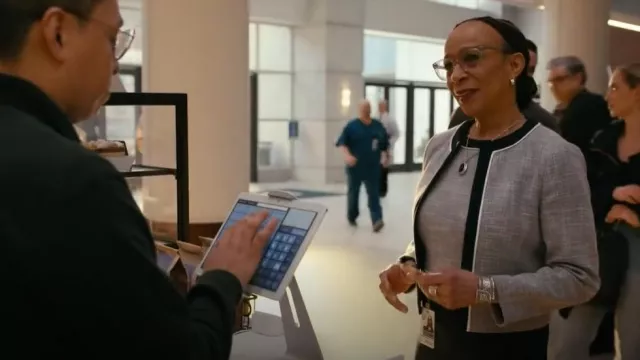 Chaqueta Hobbs Laurie usada por Sharon Goodwin (S. Epatha Merkerson) como se ve en Chicago Med (S09E09)