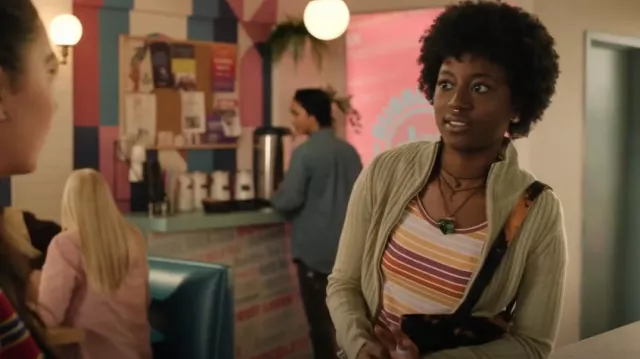 T-shirt American Eagle rayé à col rond porté par Valentina (Iyin Ajagunna) comme on le voit dans Run the Burbs (S03E13)