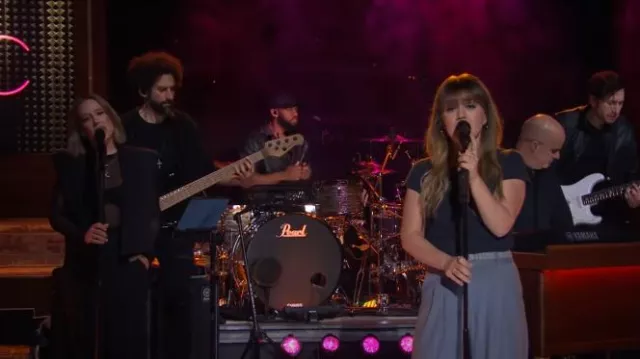 Pantalón Gestuz Fijagz usado por Kelly Clarkson como se ve en The Kelly Clarkson Show el 3 de abril de 2024