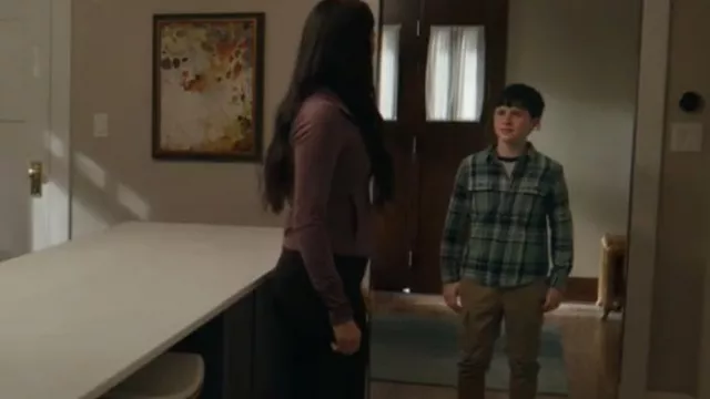 Camisa de franela a cuadros con bolsillo utilitario de la vieja marina usada por Max Hawthorne (Judah Prehn) como se ve en Resident Alien (S03E08)