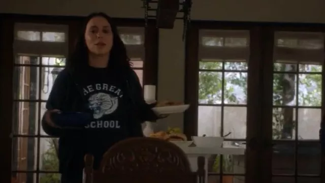 The Great The Boxy Bobcat Graphic T-shirt In True Navy usada por Maddie Kendall (Jennifer Love Hewitt) como se ve en 9-1-1 (S07E04)