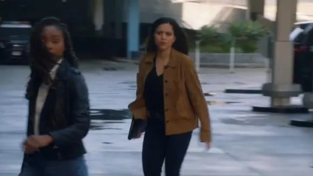 Zadig & Voltaire Toi Daim Veste chemise en cuir suédé portée par Angela Lopez (Alyssa Diaz) comme on le voit dans The Rookie (S06E05)