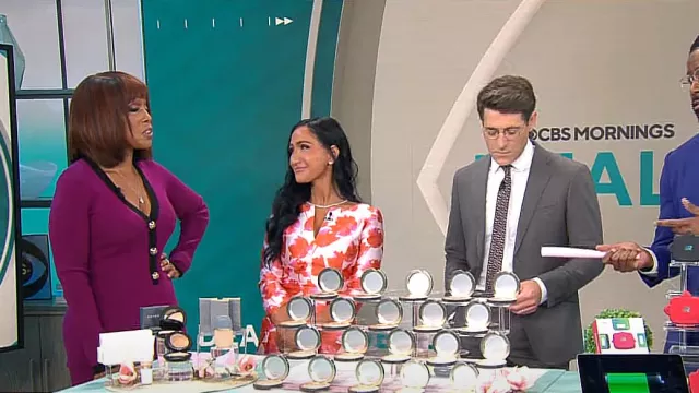 Oscar de la Renta Robe en soie à manches 3/4 imprimé pétale portée par Elizabeth Werner dans CBS Mornings le 4 avril 2024