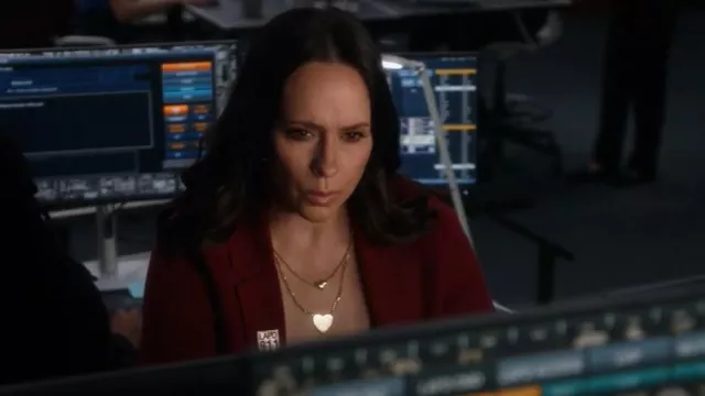 Collar Gorjana Lou usado por Maddie Kendall (Jennifer Love Hewitt) como se ve en 9-1-1 (S07E04)