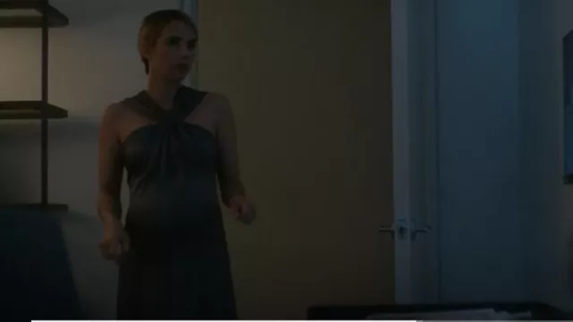 Giorgio Armani Robe colonne en soie à col nu gris clair portée par Madison Montgomery (Emma Roberts) comme on le voit dans American Horror Story (S12E06)