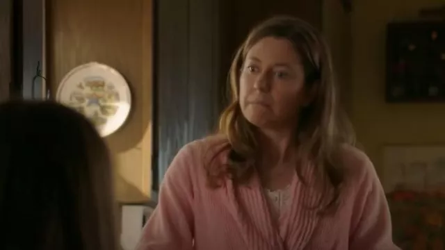 Sonoma Life & Style Linge Longue Robe Portefeuille en Peluche portée par Mary Cooper (Zoe Perry) comme on le voit dans Young Sheldon (S07E06)