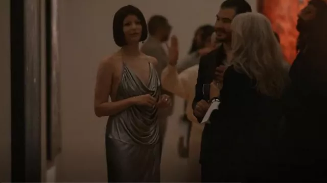 Top Loewe drapé métallisé dans le dos nu porté par Sonia Shawcross (Annabelle Dexter-Jones) dans American Horror Story (S12E06)