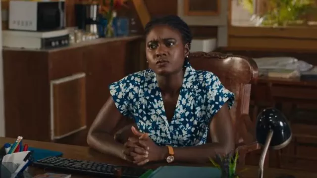Suncoo Talia Combinaison à imprimé floral - Bleu portée par DS Naomi Thomas (Shantol Jackson) comme on le voit dans Death in Paradise (S13E08)