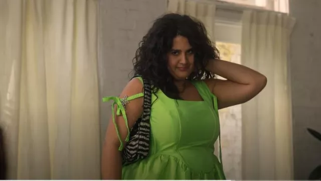 Bolso de cuentas Staud Tommy usado por Lola Rahaii (Natasha Behnam) como se ve en Las chicas en el autobús (S01E05)