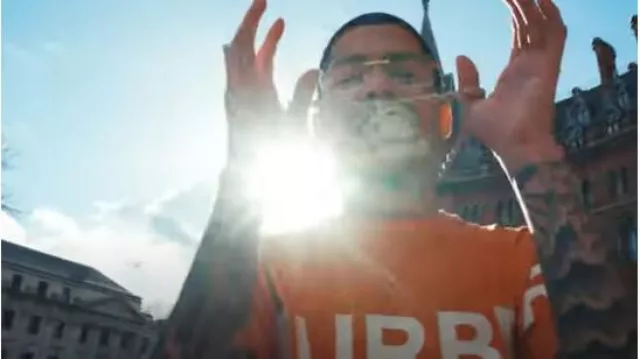 Camiseta naranja de Burberry 'Horseferry' usada por J.I. en Redemption (Video oficial)