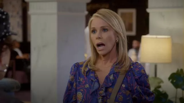 Haut portefeuille à volants floral Ba&sh porté par Cheryl David (Cheryl Hines) comme on le voit dans Curb Your Enthusiasm (S12E10)