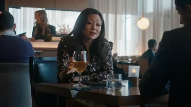 Camiseta Allsaints Toni Kettu con botones estampados en la parte delantera usada por Reenie Green (Fiona Rene) como se ve en Tracker (S01E07)