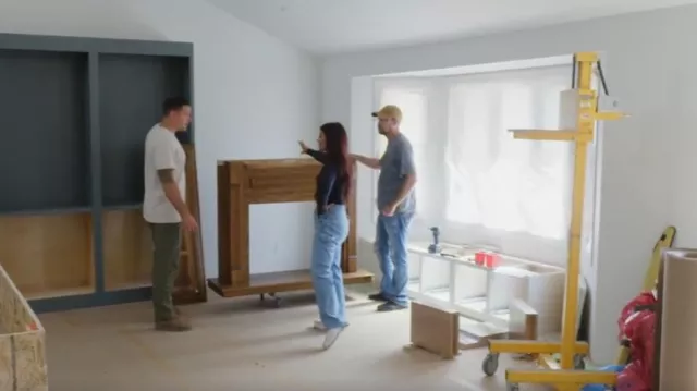 Abercrombie Ultra High Rise 90s Straight Carpenter Jean worn by Chelsea Houska as seen in Down Home Fab (S02E03)