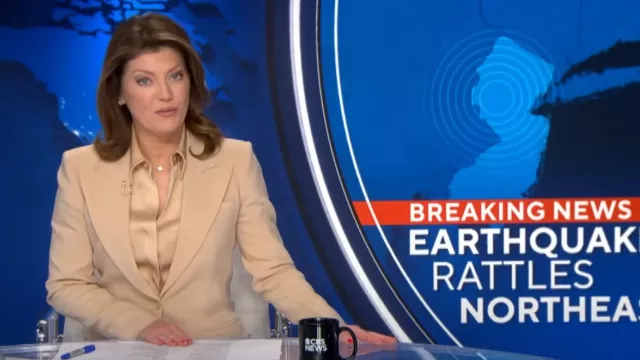 Blazer de lana crepé con solapa ancha de Michael Kors usado por Norah O'Donnell visto en CBS Evening News el 5 de abril de 2024