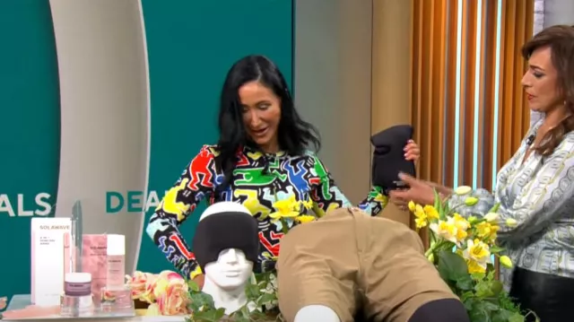 Top Alice + Olivia Delaina usado por Elizabeth Werner como se ve en CBS Mornings el 7 de abril de 2024